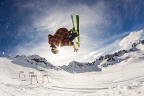 kering.com-“牛仔3K亲子跑：从香港街头出发，亲子笑声满载”